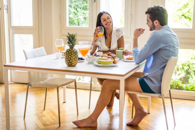 Couple, avoir, petit déjeuner, chez soi