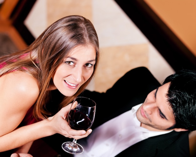 Couple, avoir, vin rouge, dans, restaurant