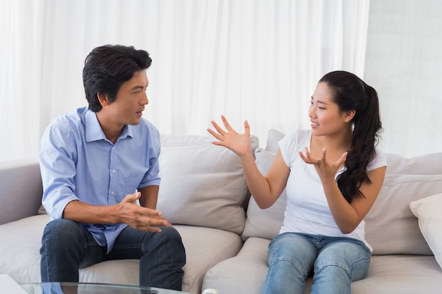 Couple ayant une dispute sur le canapé