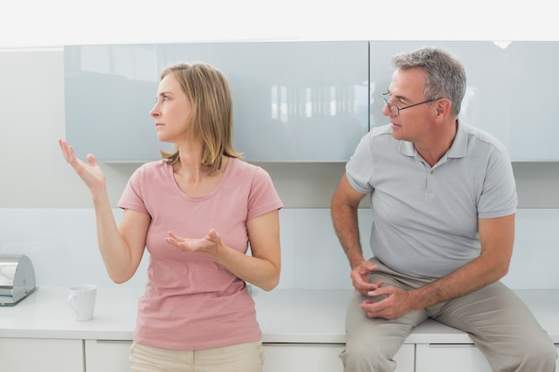 Couple ayant une dispute dans la cuisine