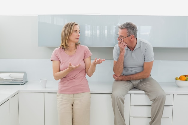 Couple ayant une dispute dans la cuisine