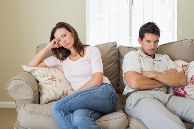 Couple ayant une dispute dans le salon