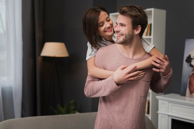 Photo couple ayant un moment de tendresse