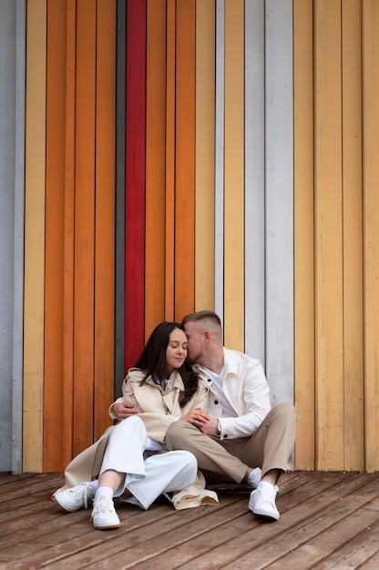 Photo couple ayant des moments d'intimité en public