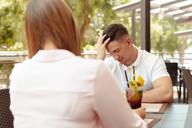 Couple ayant des problèmes relationnels, parler dans un café