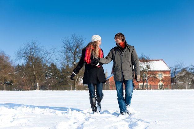 Couple ayant une promenade d'hiver