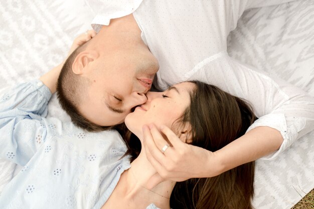 Couple ayant rendez-vous dans le parc