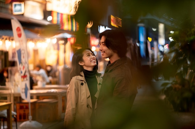 Photo couple ayant un rendez-vous la nuit