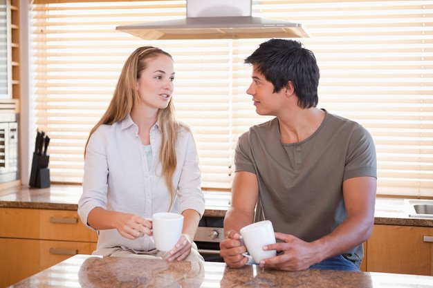 Couple ayant une tasse de café