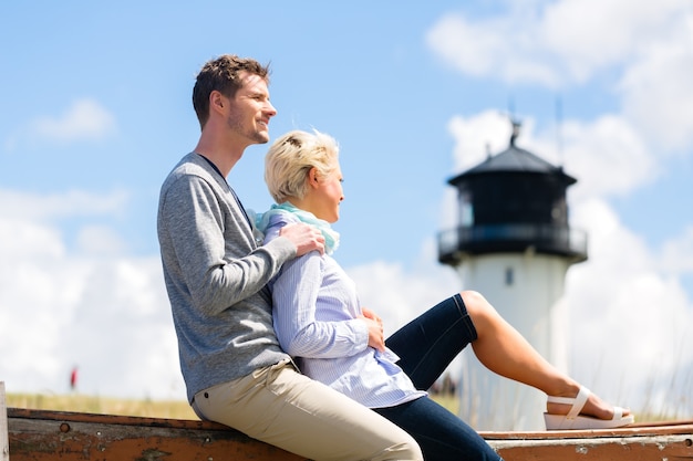 Couple Ayant Des Vacances Romantiques Dans Les Dunes De La Plage De La Mer Du Nord Allemande En Face Du Phare