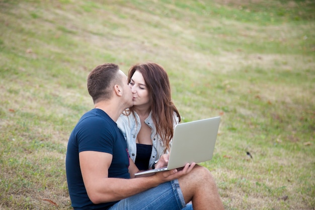 Couple baiser dans l&#39;herbe