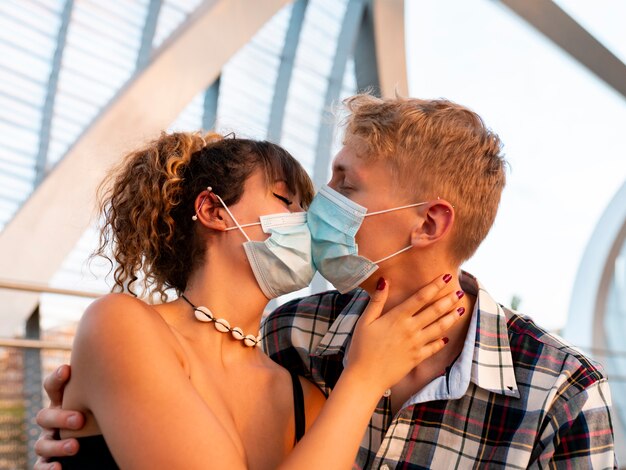 couple baiser avec masque, concept de distanciation sociale