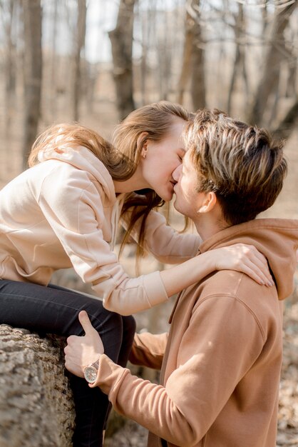 Couple, baisers, forêt