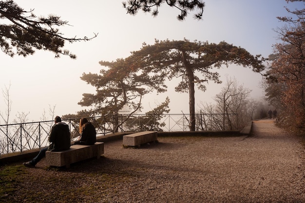 Couple sur le banc dans le fond brumeux