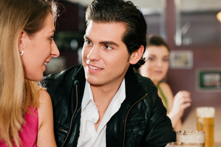 Photo couple, bar, boire, bière, flirter