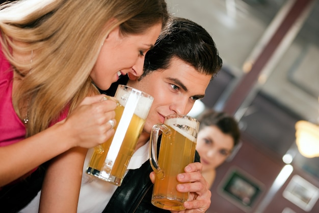 Couple, bar, boire, bière, flirter