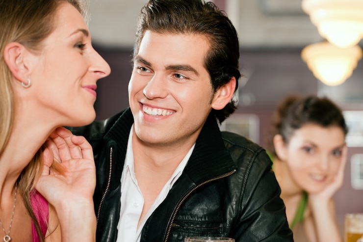 Photo couple, bar, boire, bière, flirter