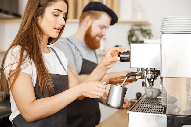 Couple barista travaillant dans le café