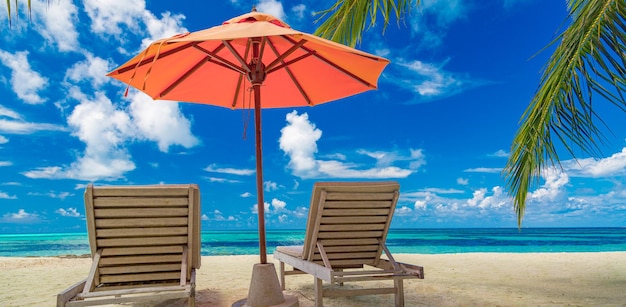 Couple beach travel vacances d'été chaises parasol feuilles de palmier côte idyllique ciel ensoleillé paysage