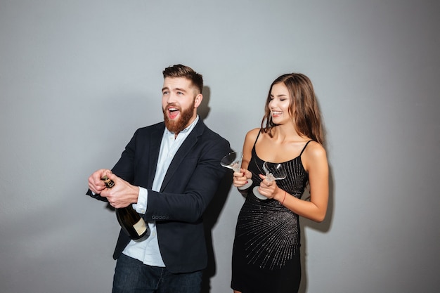 Couple de beauté avec champagne