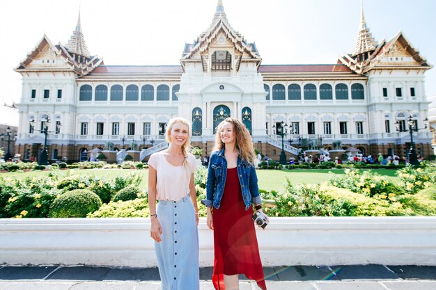 Couple de belles filles visitant les principales attractions de Bangkok