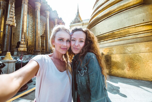 Couple de belles filles visitant les principales attractions de Bangkok