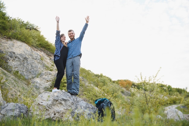 Couple bénéficiant de belles vues sur les montagnes