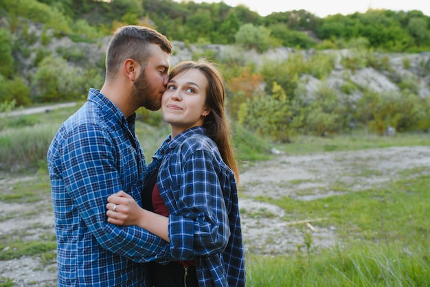 Couple bénéficiant de belles vues sur les montagnes