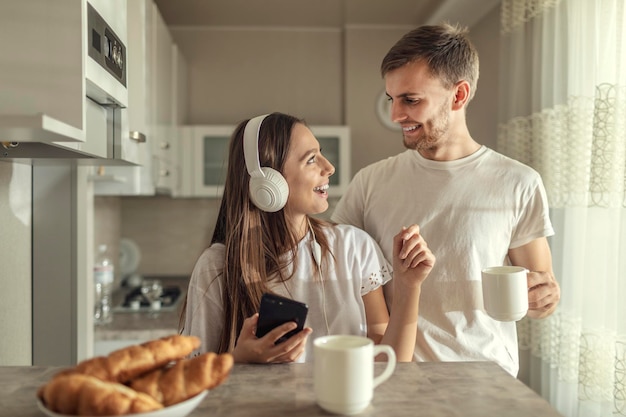 Le couple bien-aimé aime la compagnie de