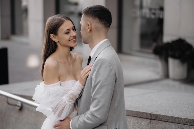 Couple bien-aimé posant à l'extérieur serrant les uns les autres