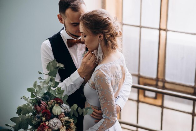 Photo couple bien-aimé posant à l'intérieur se mariant