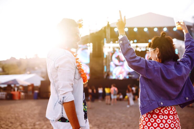 Photo couple avec de la bière au festival de musique fête d'été à la plage concept de vacances de vacances