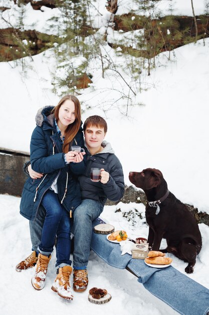 Couple, boire, boisson chaude, dehors