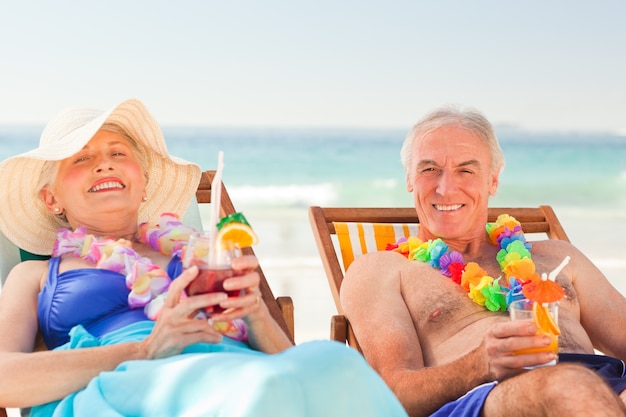 Couple, boire, cocktails, plage