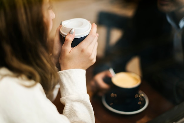 Couple, boire du café dans un café