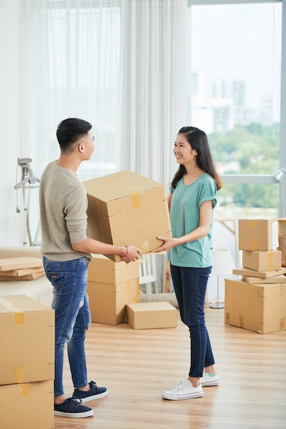 Couple avec boîte en carton à la maison