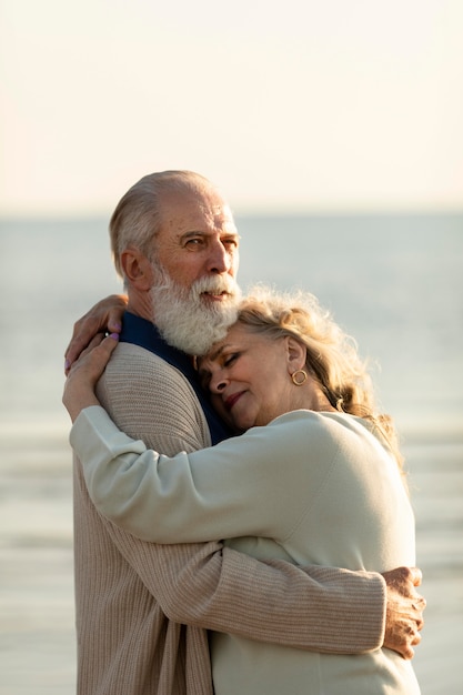 Photo couple, à, bord mer, étreindre