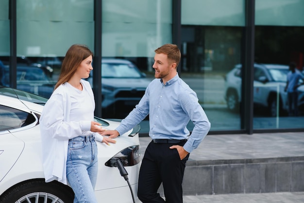 Couple sur la borne de recharge pour véhicules électriques