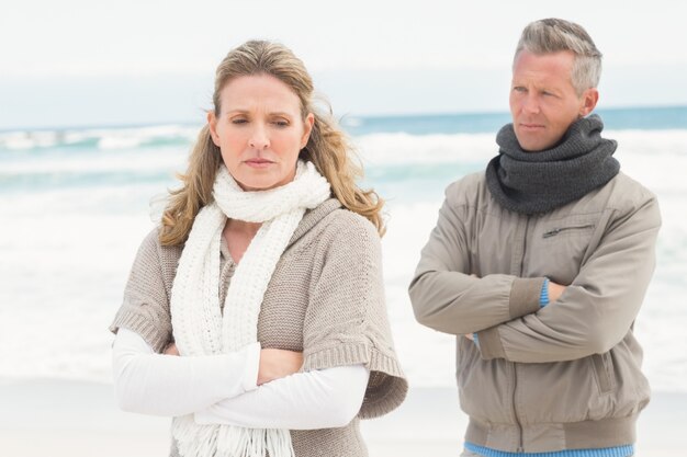 Un couple bouleversé se détournent les uns des autres