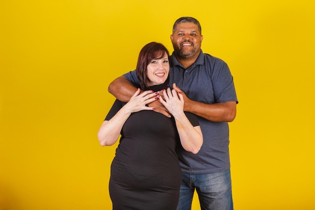 Couple brésilien Caucasian woman and black man hugging