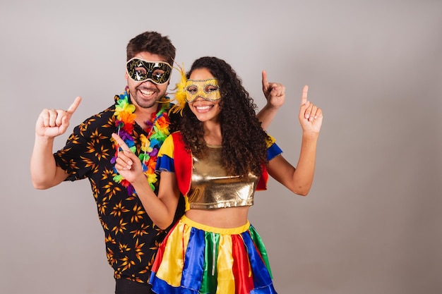 Couple brésilien avec des vêtements de carnaval profitant d'une fête de carnaval