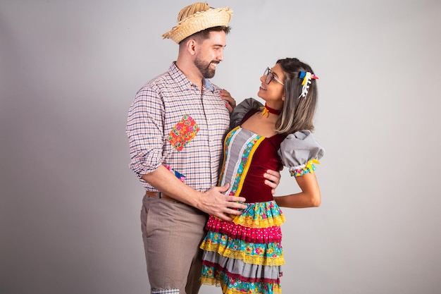 Couple brésilien vêtu de vêtements festa junina fête de Sao Joao embrassé