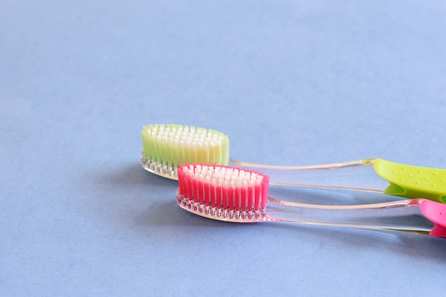 Un couple de brosses à dents en plastique écologique sur bleu