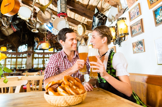 Couple buvant de la bière de blé dans un restaurant bavarois