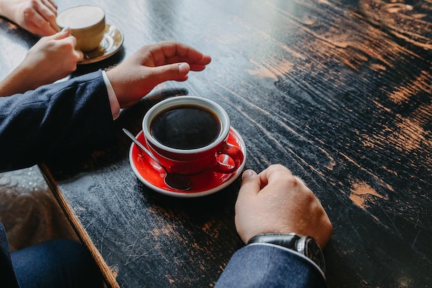 Photo couple buvant du café au café restaurant homme et femme