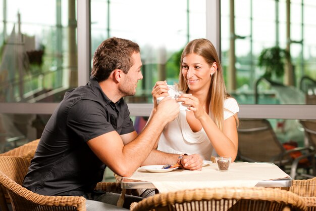 Couple buvant du café au café