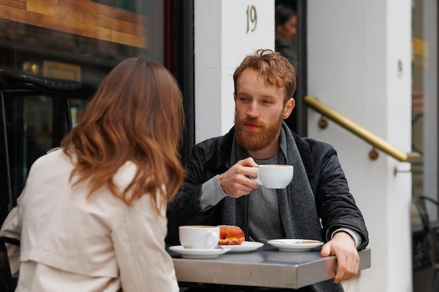 Couple buvant du café et riant se parlant