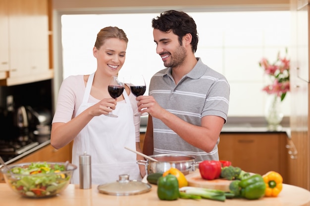 Couple buvant un verre de vin