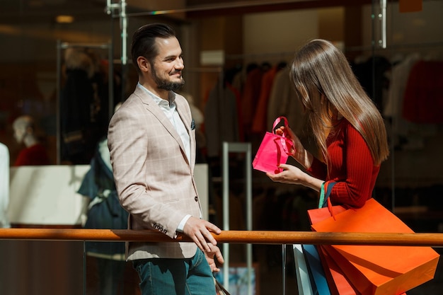 Couple avec cadeau dans un centre commercial