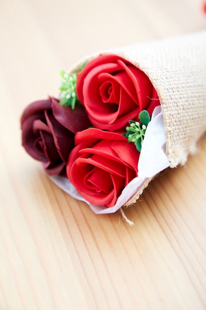 Photo un couple cadeau de roses le jour de la saint valentin